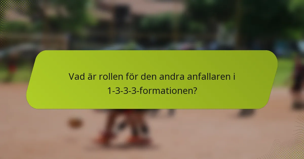 Vad är rollen för den andra anfallaren i 1-3-3-3-formationen?